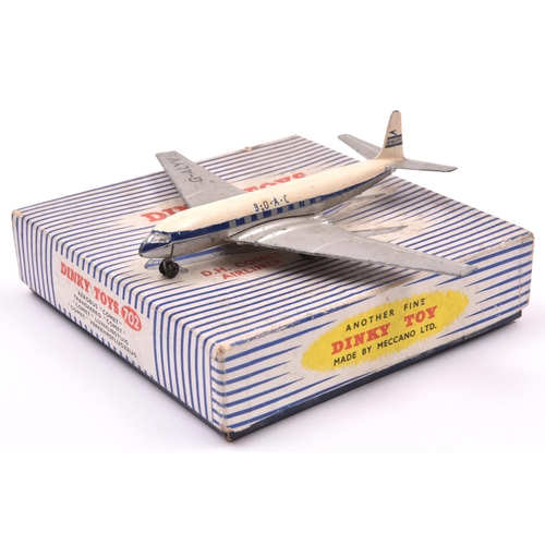 381 - A Dinky Toys 702; D.H. Comet Airliner in silver, blue and white livery, BOAC, G-ALYV. Boxed, minor w... 