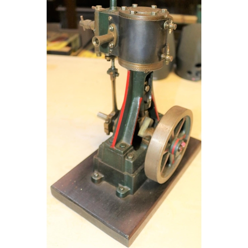 39 - A very substantial Single Cylinder Vertical Engine. A well constructed and detailed model constructe... 