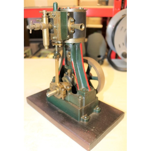 39 - A very substantial Single Cylinder Vertical Engine. A well constructed and detailed model constructe... 