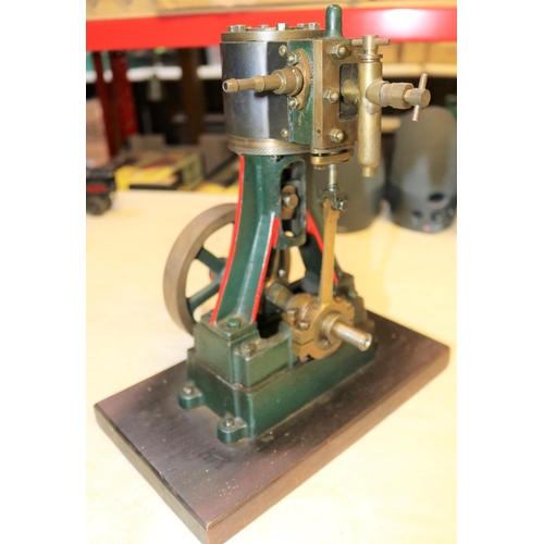 39 - A very substantial Single Cylinder Vertical Engine. A well constructed and detailed model constructe... 