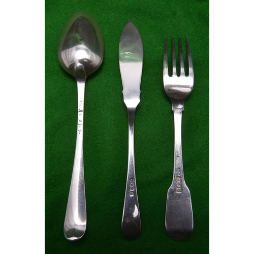 19 - 3x items of silver flatware. A Georgian fork hallmarked Dublin 1815, 'RW'/'MW'. A dessert spoon with... 