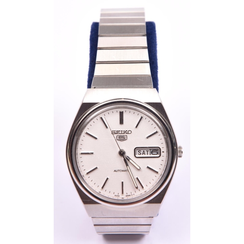 201 - A Seiko Automatic watch with automatic self winding movement. Stainless steel case and bracelet, met... 