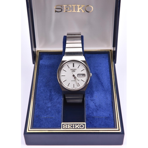 201 - A Seiko Automatic watch with automatic self winding movement. Stainless steel case and bracelet, met... 