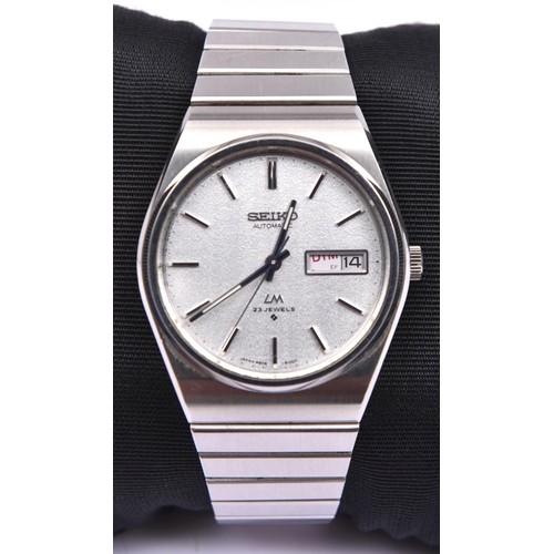 202 - A Seiko Automatic watch with automatic self winding movement. Stainless steel case and bracelet, met... 