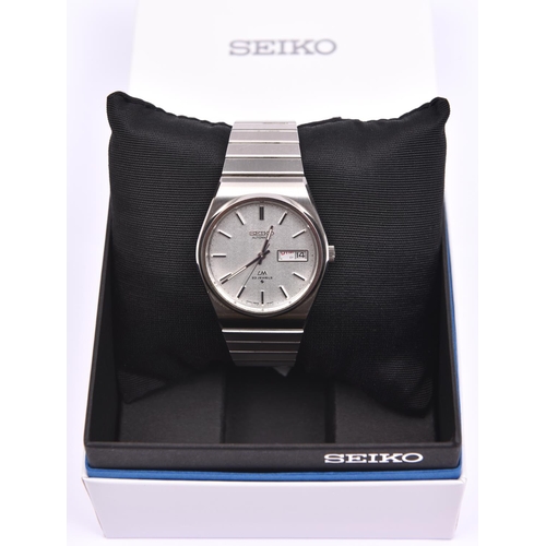 202 - A Seiko Automatic watch with automatic self winding movement. Stainless steel case and bracelet, met... 