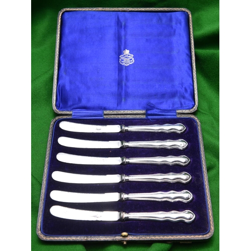 25 - A cased set of 6 silver dessert knifes. Hallmarked Sheffield 1913, 'JS'. Combined 157g. £30-50