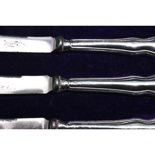 25 - A cased set of 6 silver dessert knifes. Hallmarked Sheffield 1913, 'JS'. Combined 157g. £30-50