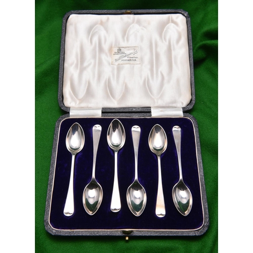 28 - A cased set of 6 silver teaspoons of plain design. Hallmarked Sheffield 1920, 'J.D&S'. Combined 55g.... 