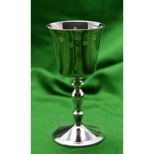 40 - A silver goblet of simple design. Hallmarked Sheffield 1977, with Silver Jubilee mark, 'JNL'. 152g. ... 