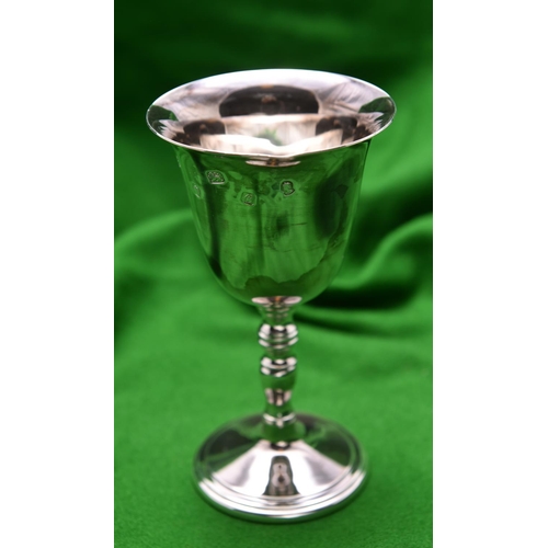 41 - A silver goblet of simple design. Hallmarked Sheffield 1977, with Silver Jubilee mark, 'JNL'. 177g. ... 