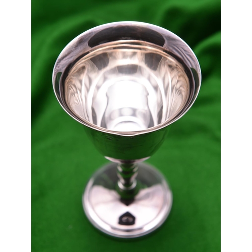 41 - A silver goblet of simple design. Hallmarked Sheffield 1977, with Silver Jubilee mark, 'JNL'. 177g. ... 