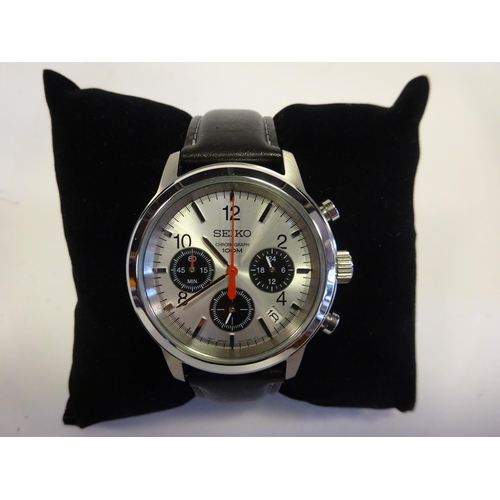 79 - 2x Seiko quartz chronograph watches. A Perpetual Calender watch and a Sports watch. Both with leathe... 