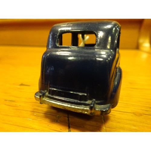 425 - Dinky Toys Austin Taxi (254). A scarce example in dark blue with mid blue wheels and black tyres. Bo... 