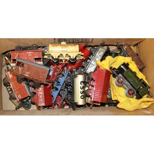 61 - 30x Hornby O gauge timpate items. A Southern Railway clockwork M3 0-4-0T locomotive, 126, in lined g... 