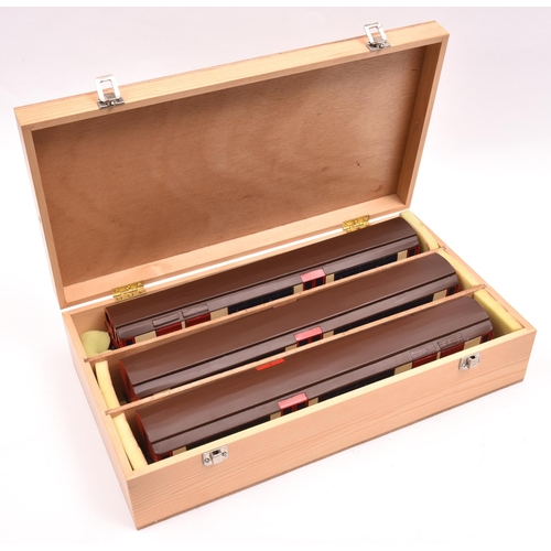 186 - An O gauge modern tinplate handbuilt London Transport Circle Line Underground 3-car set, Ruislip 234... 