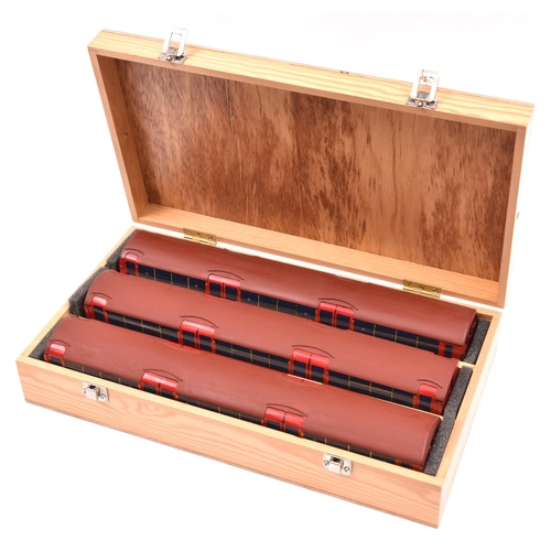 187 - An O gauge modern tinplate handbuilt London Transport Bakerloo Line 1938 Underground 3-car set, Elep... 