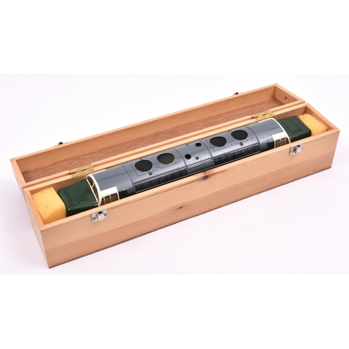 192 - An O gauge modern tinplate handbuilt BR Class 55 Deltic Co-Co diesel locomotive, Royal Scots Grey D9... 