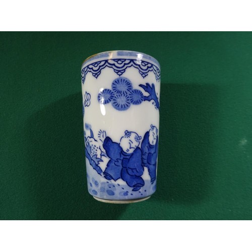 61 - 4x items of Chinese porcelain. A small pot with 7 character marks to base. A double gourd vase and 2... 