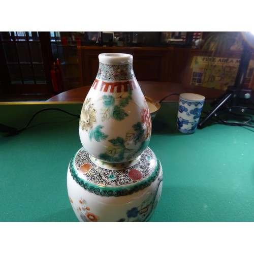 61 - 4x items of Chinese porcelain. A small pot with 7 character marks to base. A double gourd vase and 2... 