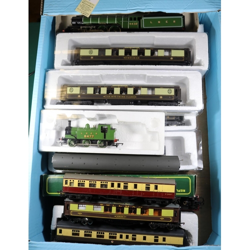 139 - A quantity of OO gauge railway by various makes. Including 6x locomotives; 2x LNER Class A3 Flying S... 