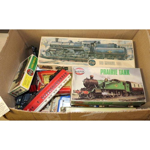 141 - A quantity of OO gauge railway by various makes. Including; 25x boxed freight wagons, mainly by Main... 