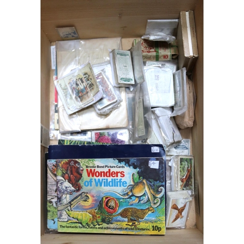 20 - 2x boxes of cigarette cards and collector's cards for sorting. Cards by Wills, Ogdens, Brooke Bond, ... 