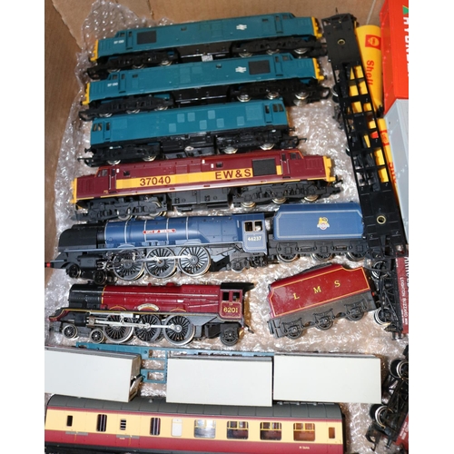 35 - 24x OO gauge railway items. Including 6x locomotives; BR Coronation Class 4-6-2, City of Bristol 462... 