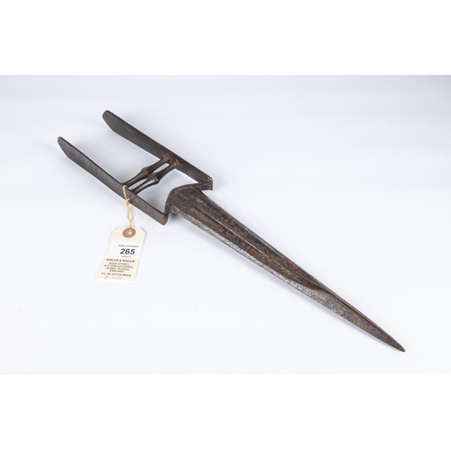 265 - An 18th Century Indian dagger Katar, blade 11