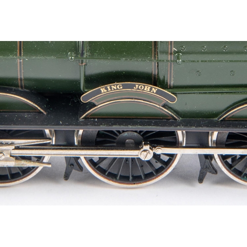 195 - An OO gauge brass GWR King Class 4-6-0 tender locomotive. Superbly finished as King John 6026, in li... 