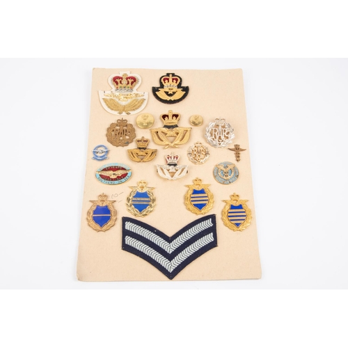 384 - Post 1953 RAF insignia: Medical Branch officer's cap badge, officer's beret badge, WO's cap and bere... 