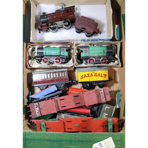 209 - 35x Hornby O gauge railway items. Including 3x clockwork locomotives; an LMS 0-4-0 tender loco, 5600... 