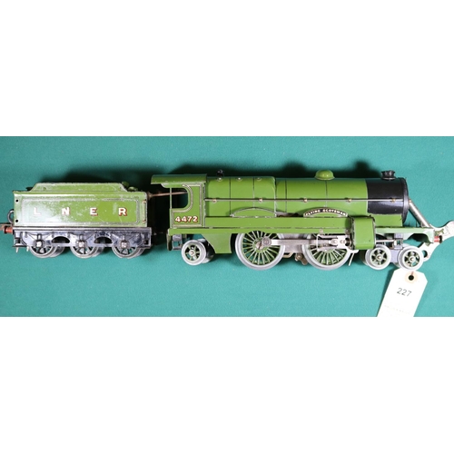 227 - A Hornby Series O gauge No.3 clockwork LNER Flying Scotsman 4-4-2 tender locomotive, 4472, in lined ... 