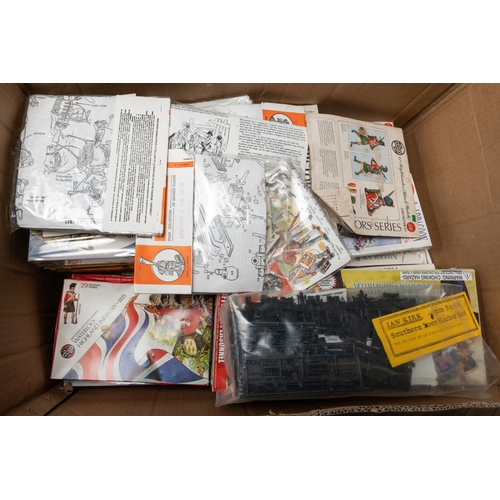 362 - Quantity of  30+unmade model kits and Airfix plastic soldiers, 1:32 scale British infantry support g... 