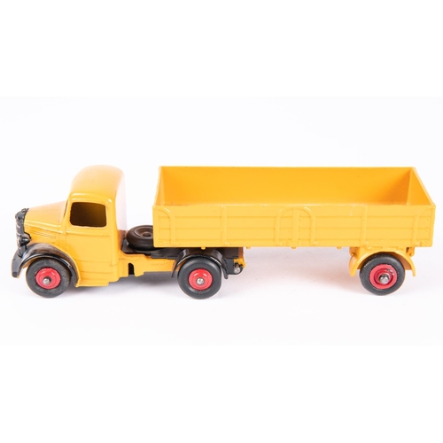 576 - Dinky Toys Articulated Lorry (409). In deep yellow with red wheels. Boxed, minor wear. Vehicle VGC, ... 