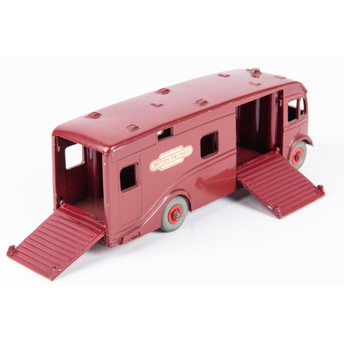 594 - A Dinky Toys British Railways Horse Box (981). Maroon horse box in BR livery. Boxed, some wear. Vehi... 