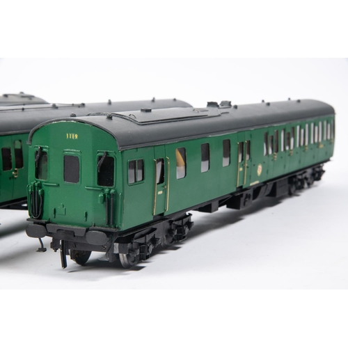 129 - 4x O gauge Southern Railway/Southern Region bogie coaches. Including a BR 2-car DMU in green with on... 