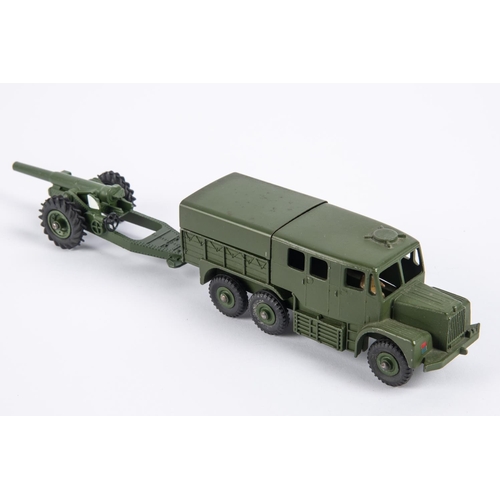 324 - A Dinky Toys Gift Set 695. A 7.2 howitzer & a medium artillery tractor, complete with tin tilt. In a... 