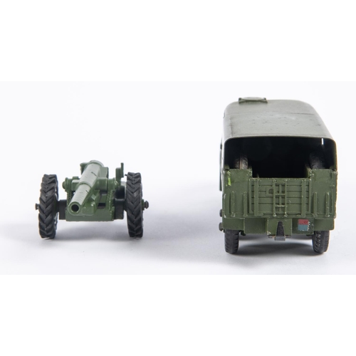 324 - A Dinky Toys Gift Set 695. A 7.2 howitzer & a medium artillery tractor, complete with tin tilt. In a... 