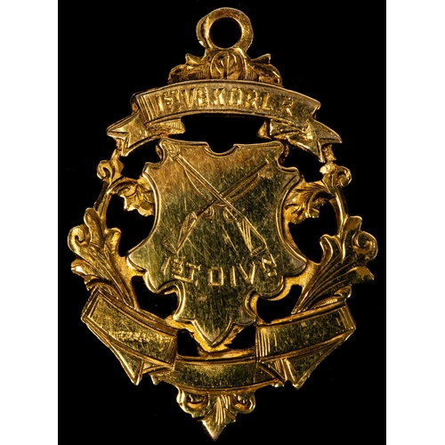 124 - 1st V B K.O.R.L.R. shooting award in 9ct gold, obverse central shield with crossed rifles above 