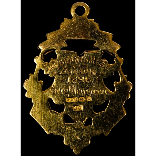 124 - 1st V B K.O.R.L.R. shooting award in 9ct gold, obverse central shield with crossed rifles above 