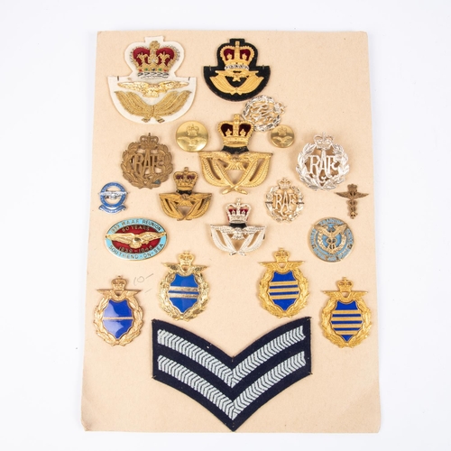 344 - Post 1953 RAF insignia: Medical Branch officer's cap badge, officer's beret badge, WO's cap and bere... 