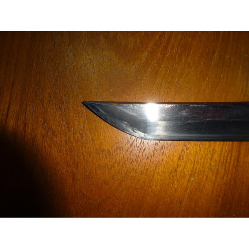 371 - A Japanese sword katana, blade 25½” (polished), the tang with checked file marks and signed with thr... 