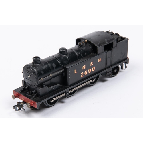 111 - A Hornby Dublo LNER Class N2 0-6-2T locomotive, 2690, in black livery (EDL7). For 3-rail running. Wi... 