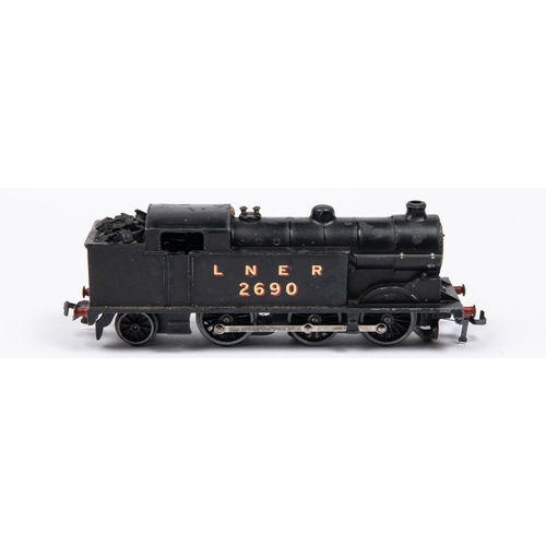 111 - A Hornby Dublo LNER Class N2 0-6-2T locomotive, 2690, in black livery (EDL7). For 3-rail running. Wi... 