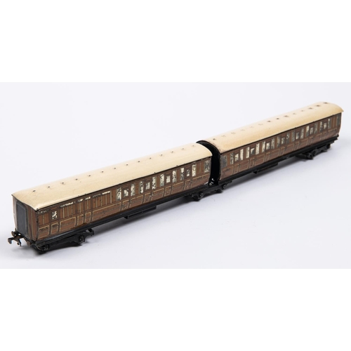 112 - A Hornby Dublo LNER teak Articulated Coach (D252). Full Third, 45401 and Brake Third 45402. In a goo... 