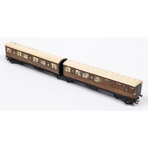 112 - A Hornby Dublo LNER teak Articulated Coach (D252). Full Third, 45401 and Brake Third 45402. In a goo... 