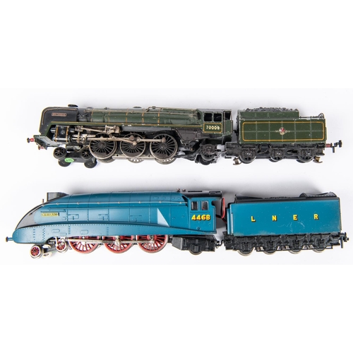 118 - 2x Trix Trains locomotives. An LNER Class A4 4-6-2 locomotive, Mallard 4468, in unlined blue. A BR B... 