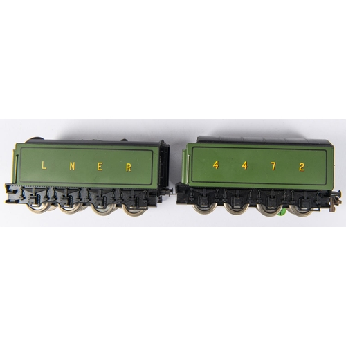 119 - 2x Trix locomotives. A Trix Twin BR Britannia Class 4-6-2 locomotive, Britannia 70000, in lined gree... 