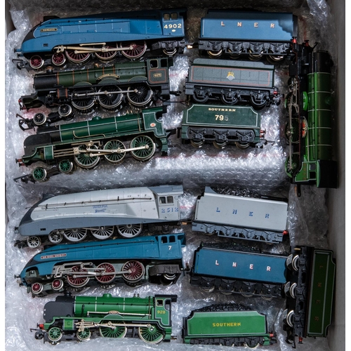 36 - A quantity of OO gauge Model Railway. 7 Locomotives - Pendennis Castle RN 4079, Sir Dinadan RN 795, ... 