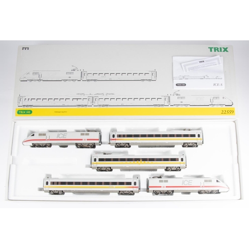 106 - A scarce and impressive Trix 'HO' gauge modern DB ICE high speed train pack. (22559). Comprising two... 